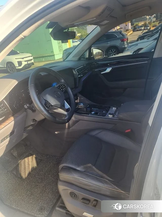 Volkswagen Touareg 3rd generation 2023 Белый из Кореи, фото 4