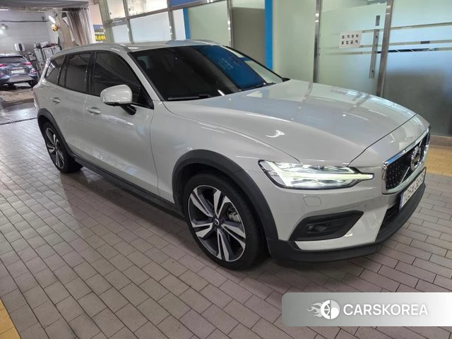 Volvo V60 Cross-Country 2nd Generation 2021 Серебристо-серый из Кореи, фото 4