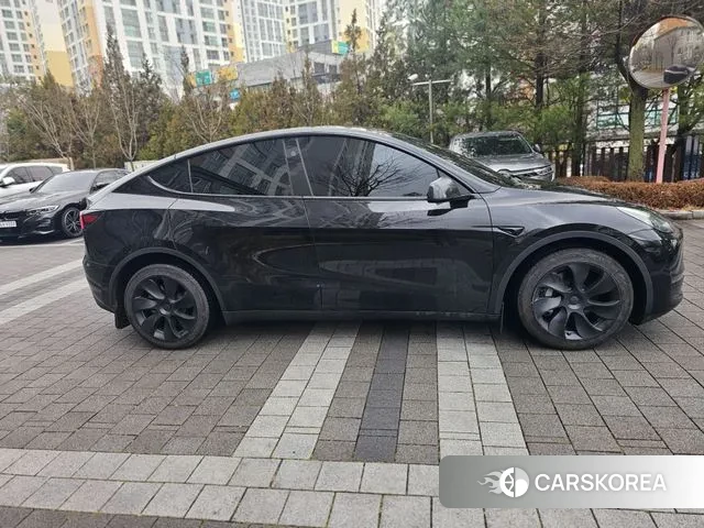 Tesla Model Y 2024 Черный из Кореи, фото 4