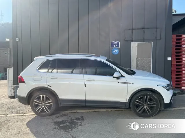 Volkswagen Tiguan second Generation 2023 Белый из Кореи, фото 4