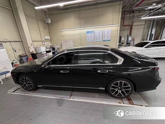 BMW 7 Series (G70) 2024 Черный из Кореи, фото 4