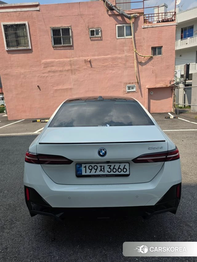 BMW 5 Series (G60) 2025 Белый из Кореи, фото 4