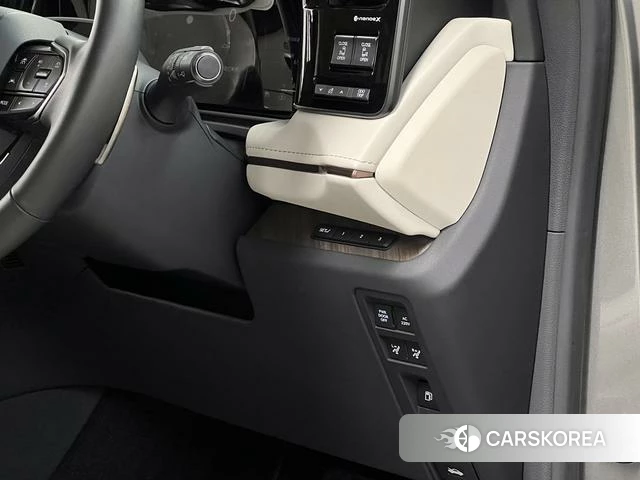 Lexus LM id 4239487 из Китая 20