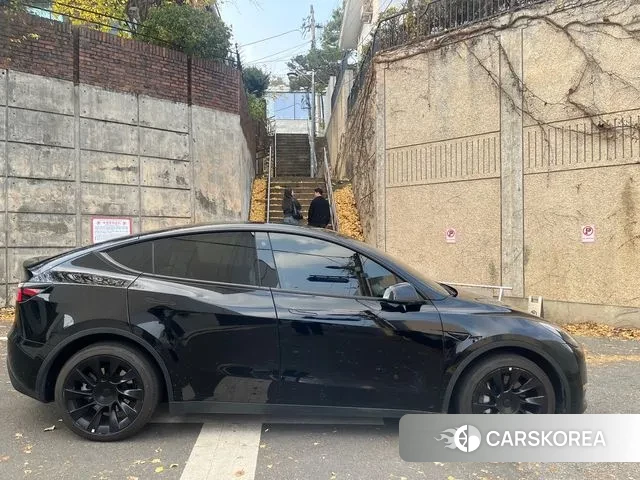 Tesla Model Y 2023 Черный из Кореи, фото 4