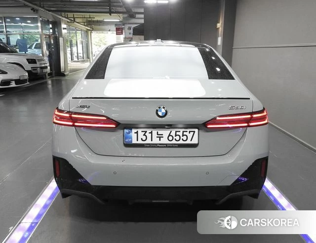 BMW 5 Series (G60) 2025 Небесно-голубой из Кореи, фото 4
