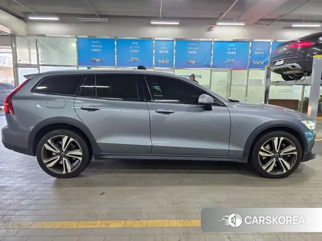 Volvo V60 Cross-Country 2nd Generation 2021 Серый из Кореи, фото 5