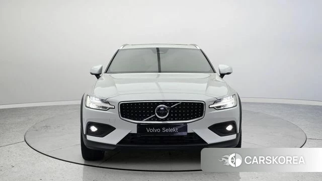 Volvo V60 Cross-Country 2nd Generation 2024 Белый из Кореи, фото 4