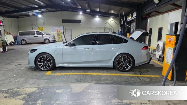 BMW M5 (G90) 2026 Серебристо-серый из Кореи, фото 4