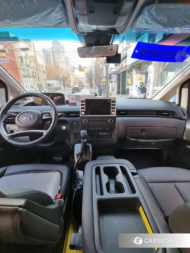 Hyundai Staria 2023 Желтый из Кореи, фото 4