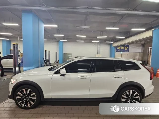 Volvo V60 Cross-Country 2nd Generation 2024 Белый из Кореи, фото 4