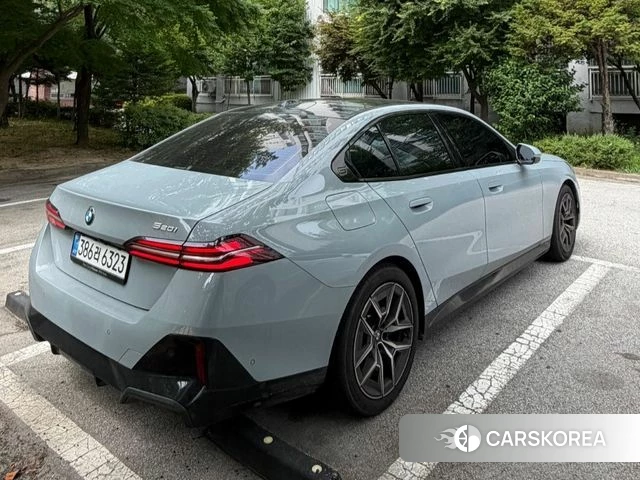 BMW 5 Series (G60) 2026 Светло-серебряный цвет из Кореи, фото 4