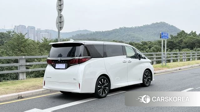 Toyota Elfa 2023 Белый из Китая, фото 6