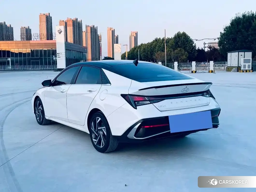 Hyundai Elantra 2023 Белый из Китая, фото 4