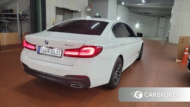 BMW 5 Series (G30) 2023 Белый из Кореи, фото 4