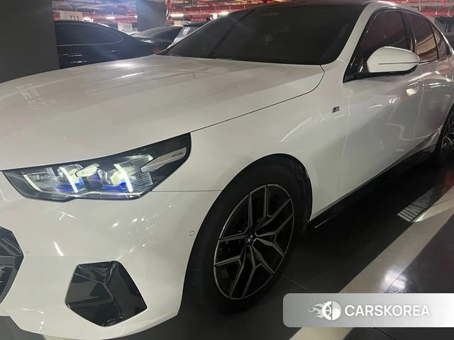 BMW 5 Series (G60) 2025 Белый из Кореи, фото 4