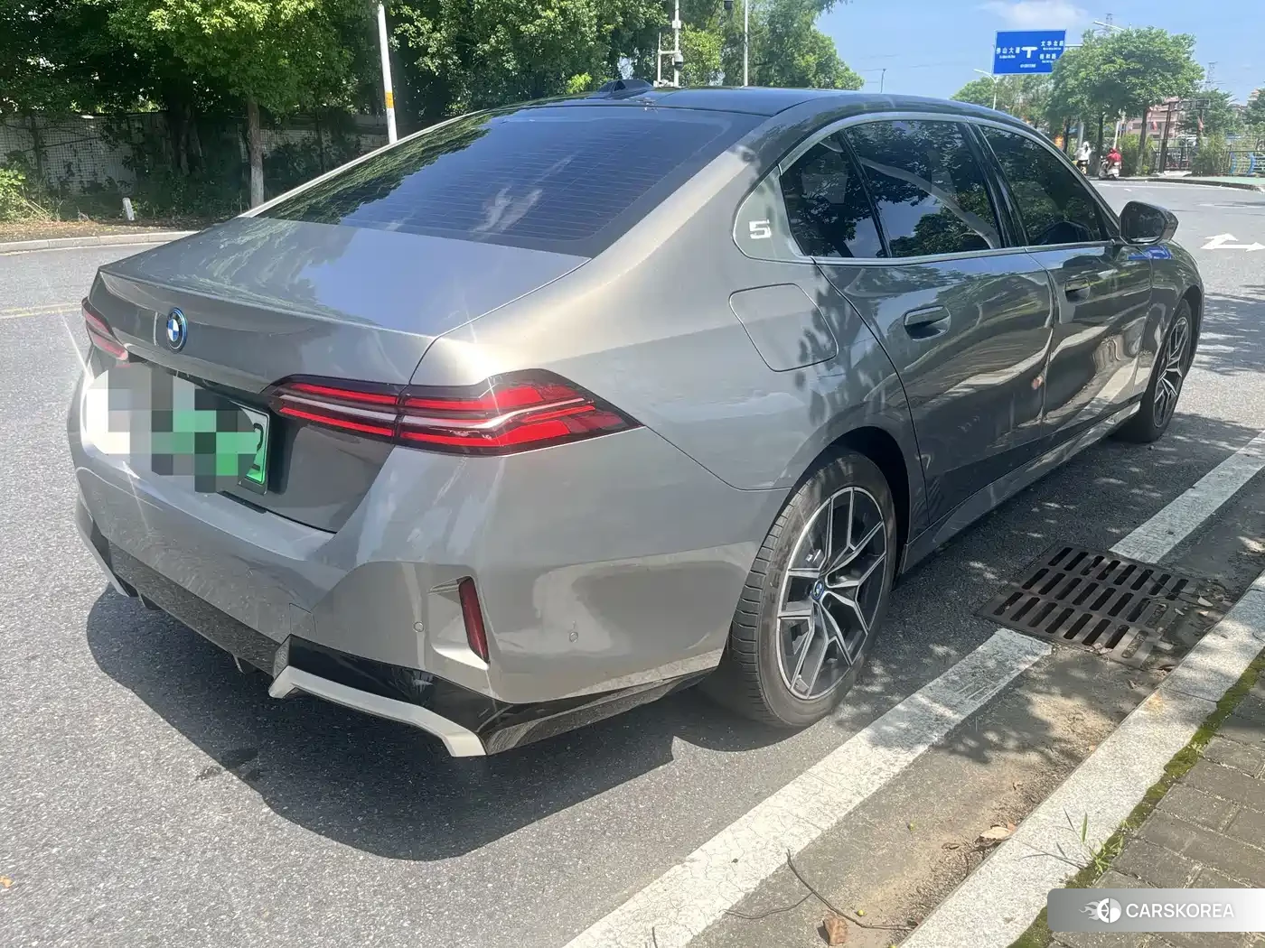 BMW i5 2024 Champagne/brown из Китая, фото 5