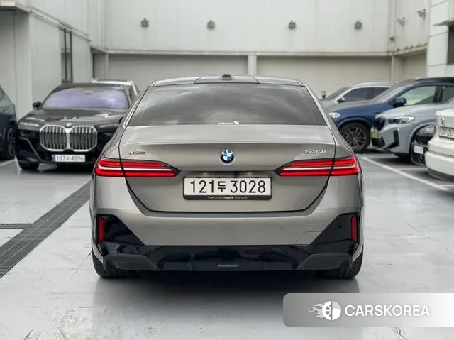 BMW 5 Series (G60) 2025 Цвет тростника из Кореи, фото 6