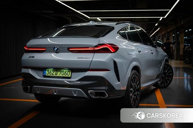 BMW X6 (G06) 2025 Светло-серебряный цвет из Кореи, фото 4