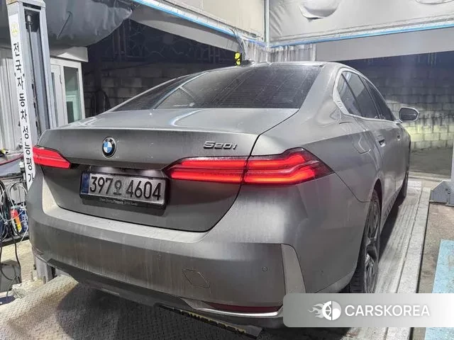 BMW 5 Series (G60) 2025 Песочный из Кореи, фото 4