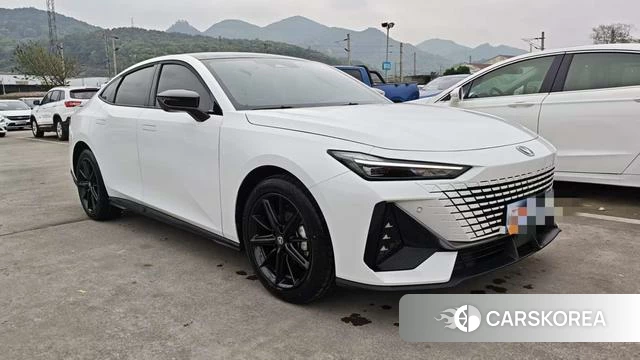 Chang'an UNI-V 2026 Белый из Китая, фото 4