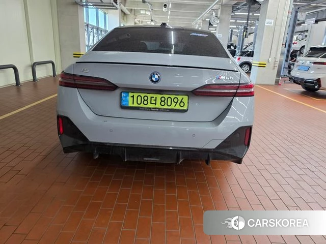 BMW i5 (G60) 2024 Светло-серебряный цвет из Кореи, фото 5