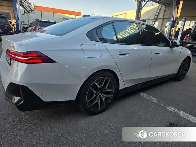 BMW 5 Series (G60) 2024 Белый из Кореи, фото 4