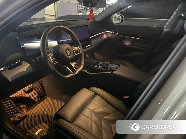 BMW 5 Series (G60) 2024 Белый из Кореи, фото 4