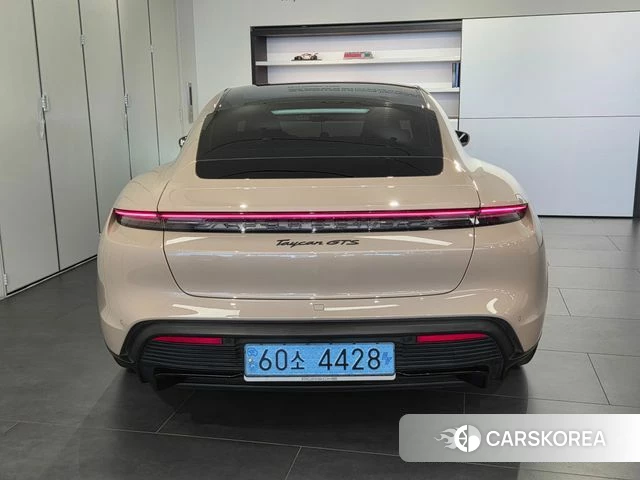 Porsche Taycan 2023 Жемчужный цвет из Кореи, фото 6