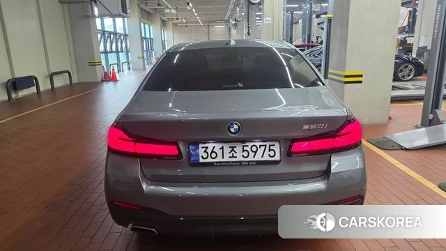 BMW 5 Series (G30) 2023 Серебристо-серый из Кореи, фото 4
