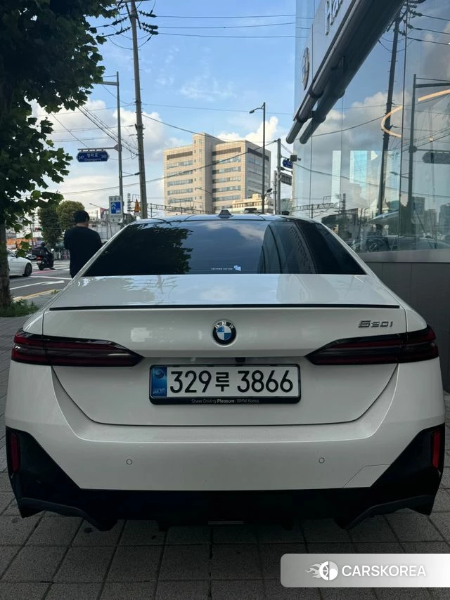 BMW 5 Series (G60) 2025 Белый из Кореи, фото 4