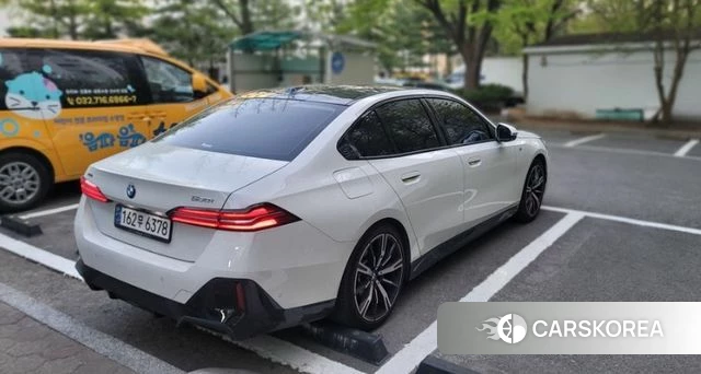 BMW 5 Series (G60) 2024 Белый из Кореи, фото 4