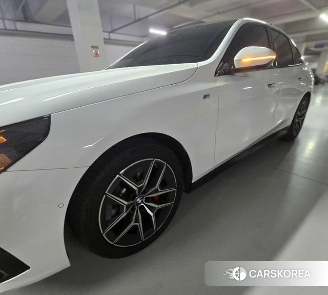 BMW 5 Series (G60) 2024 Белый из Кореи, фото 4