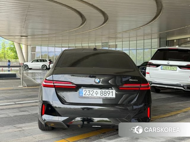 BMW 5 Series (G60) 2025 Черный из Кореи, фото 4