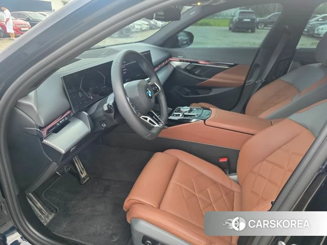 BMW 5 Series (G60) 2025 Черный из Кореи, фото 4