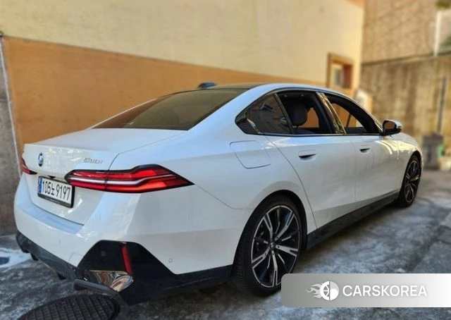 BMW 5 Series (G60) 2023 Белый из Кореи, фото 4