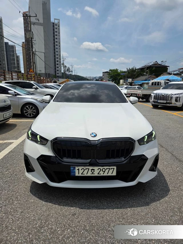 BMW 5 Series (G60) 2024 Белый из Кореи, фото 4
