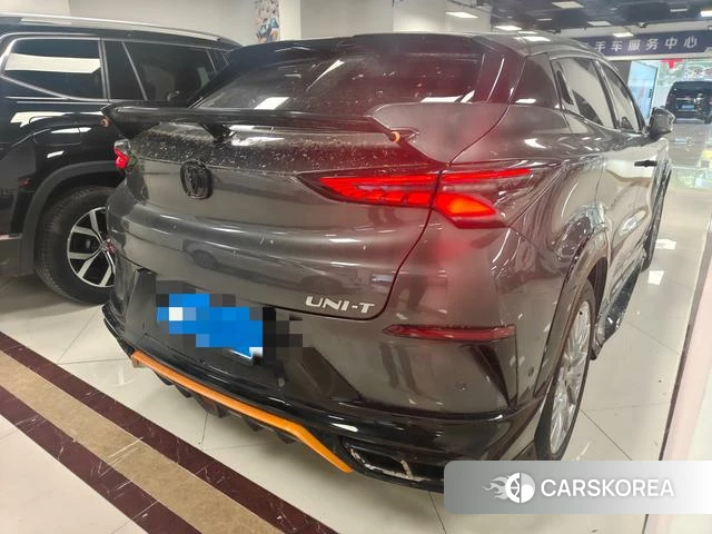 Chang'an UNI-T 2023 Темно-серый из Китая, фото 4
