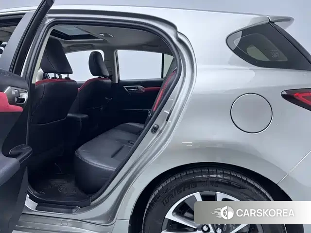 Lexus CT id 4628354 из Китая 14