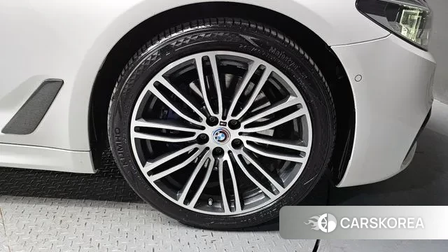 BMW 5 Series (G30) id 3736877 из Кореи 14