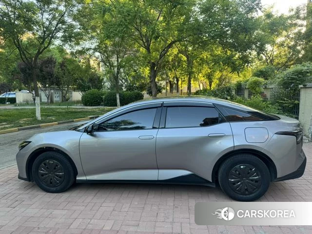 Toyota bZ3 2023 Темно-серый из Китая, фото 6