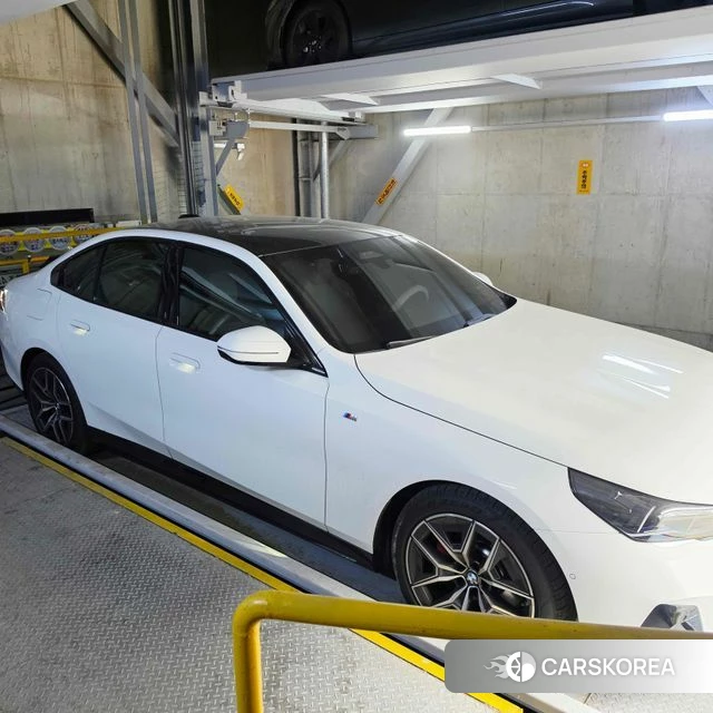 BMW 5 Series (G60) 2024 Белый из Кореи, фото 4