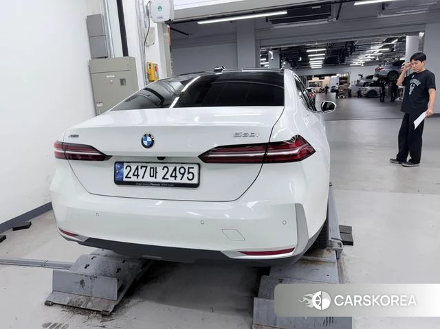 BMW 5 Series (G60) 2023 Белый из Кореи, фото 5