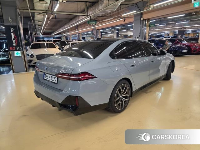 BMW 5 Series (G60) 2026 Светло-серебряный цвет из Кореи, фото 4