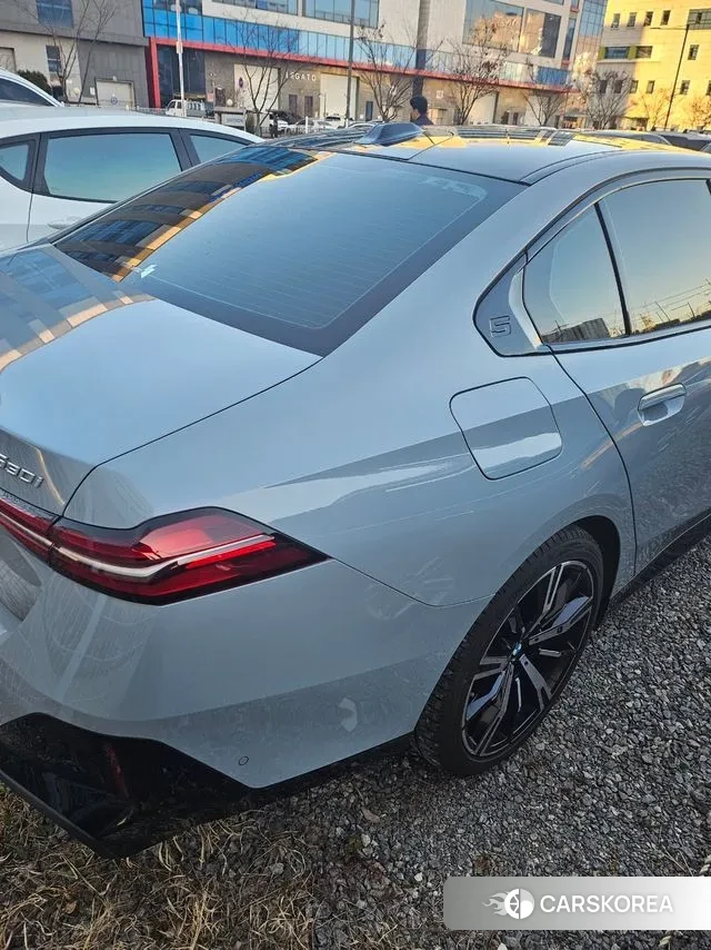 BMW 5 Series (G60) 2025 Небесно-голубой из Кореи, фото 5