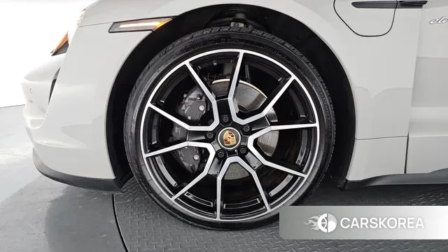 Porsche Taycan id 3518538 из Кореи 14