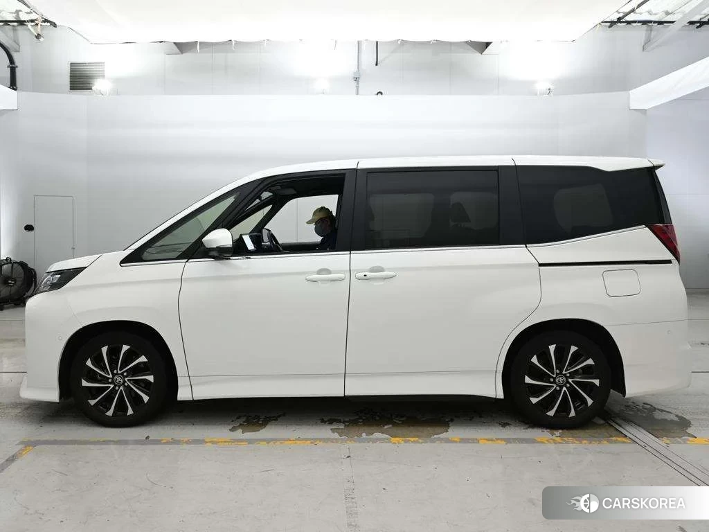 Toyota Noah 2023 из Японии, фото 4