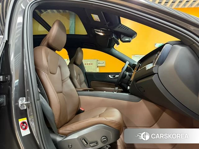 Volvo XC60 2021 Темно-серый из Китая, фото 4