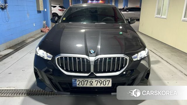 BMW 5 Series (G60) 2023 Серый из Кореи, фото 4