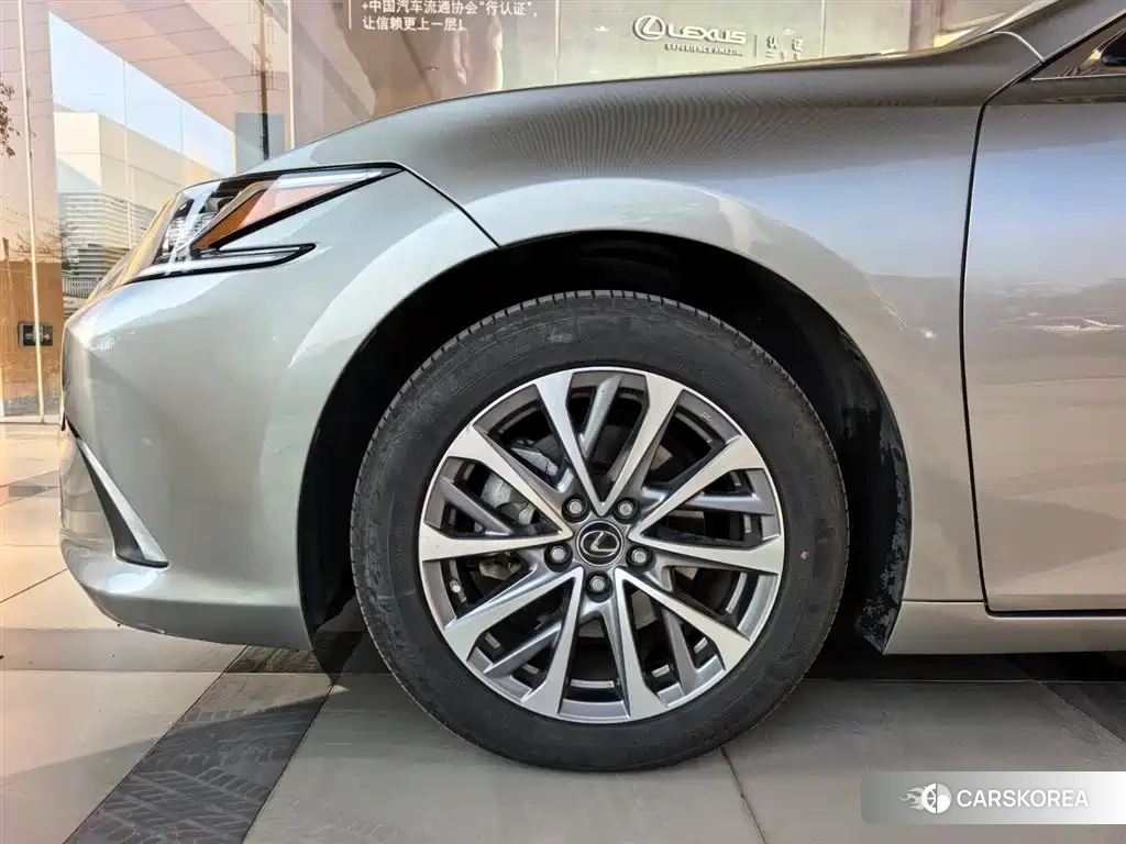 Lexus ES 2023 Silver/gray из Китая, фото 4