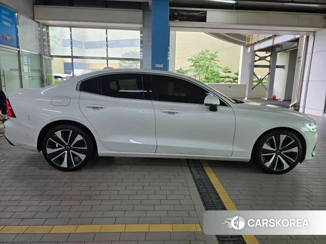 Volvo S60 3rd generation 2023 Белый из Кореи, фото 4